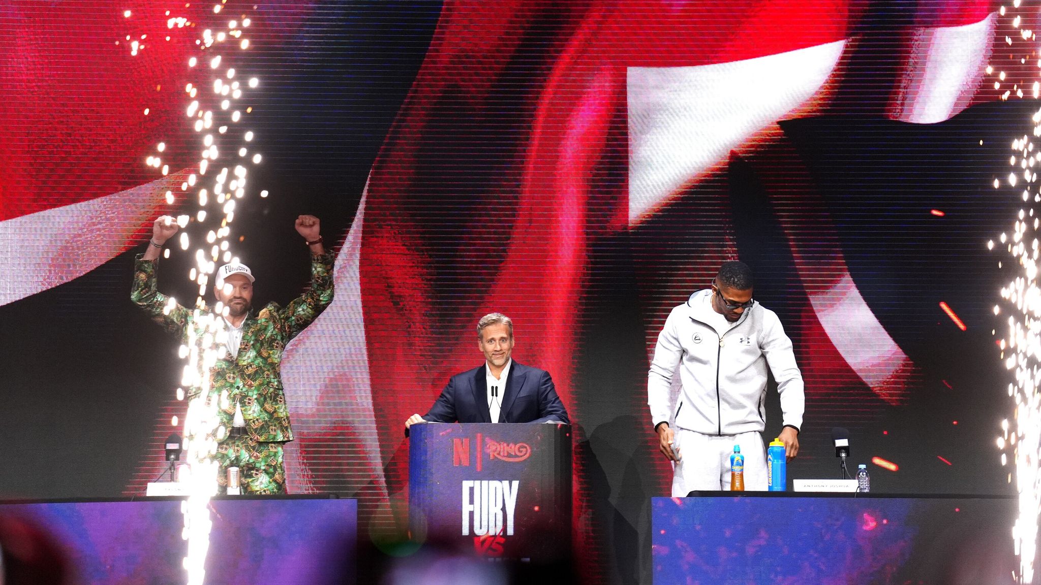 Tyson Fury y Anthony Joshua hicieron sus esperadas entradas a la primera rueda de prensa