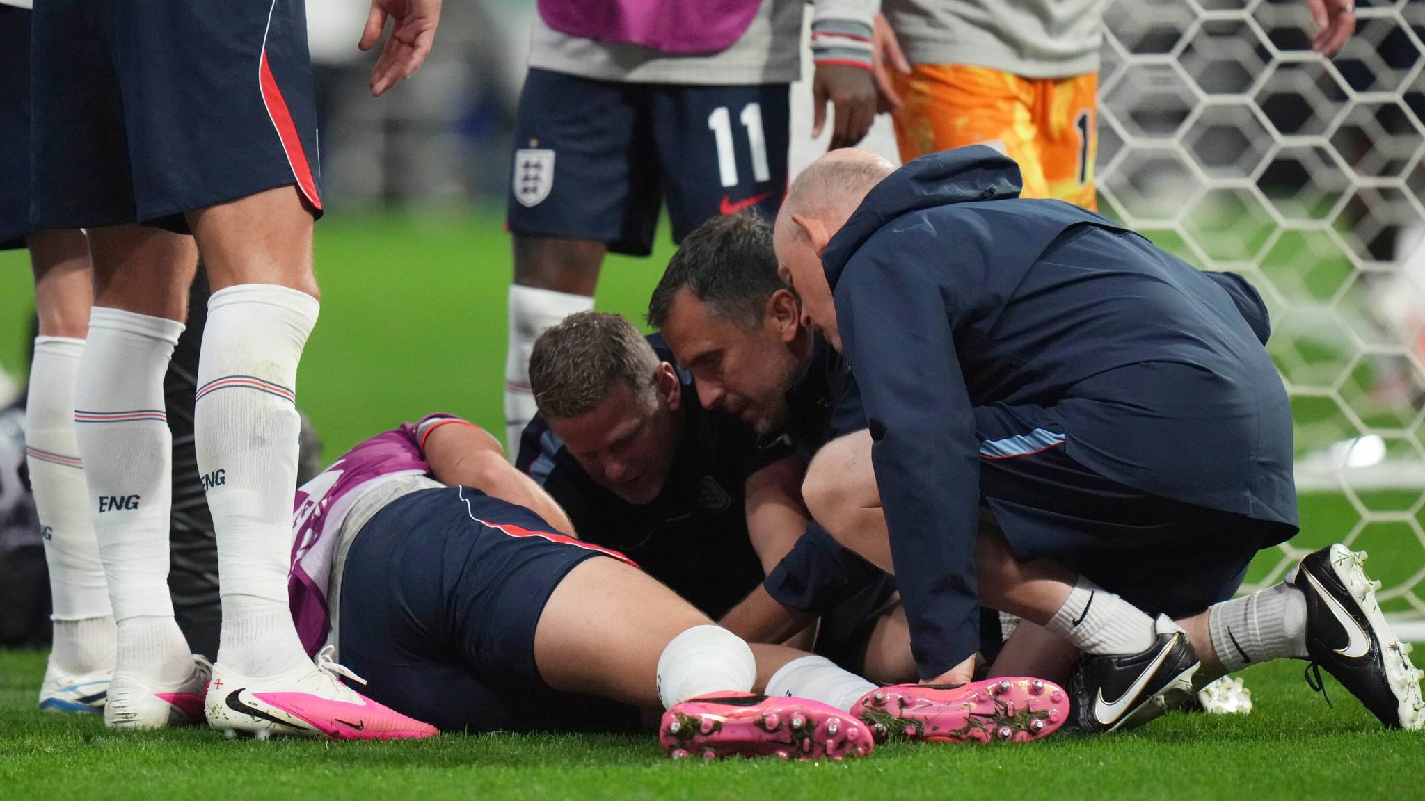 Jordan Henderson recibe atención médica tras romperse el brazo en la celebración posterior al triunfo contra México