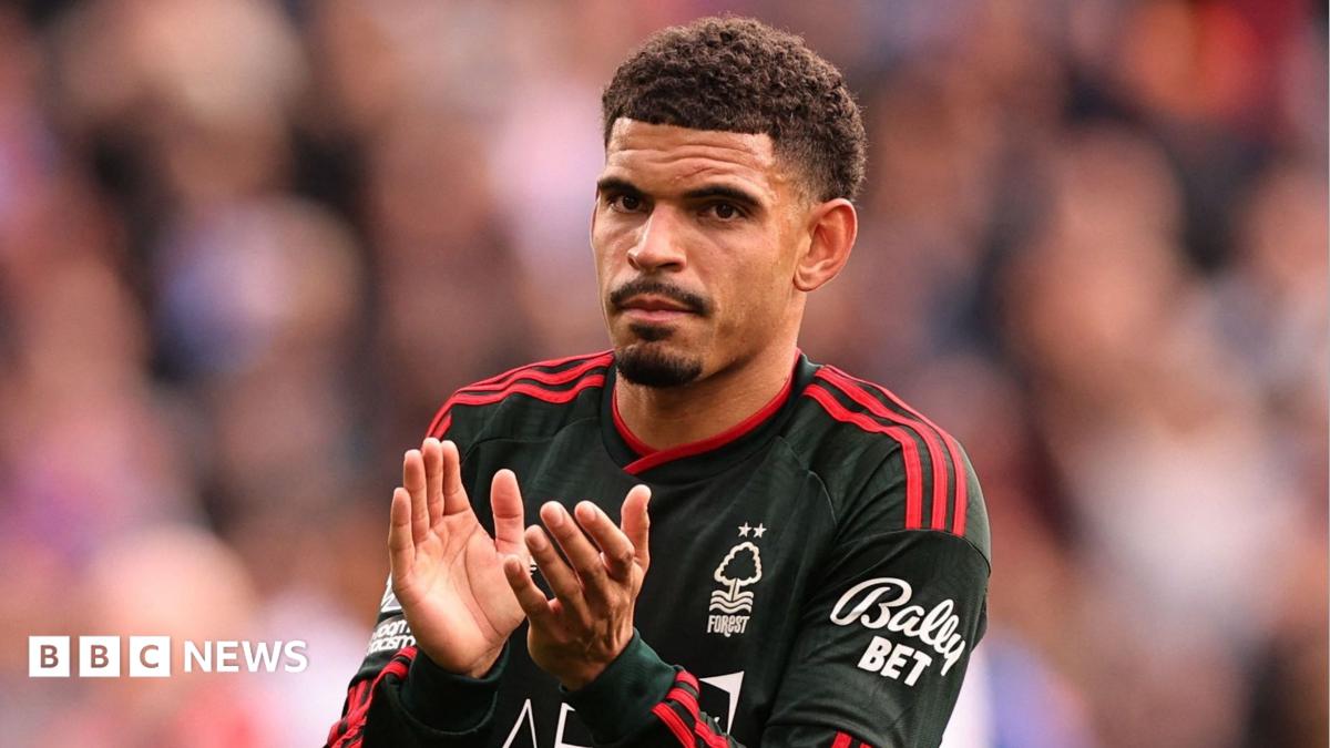 Morgan Gibbs-White multado por pasar semáforo rojo en su coche