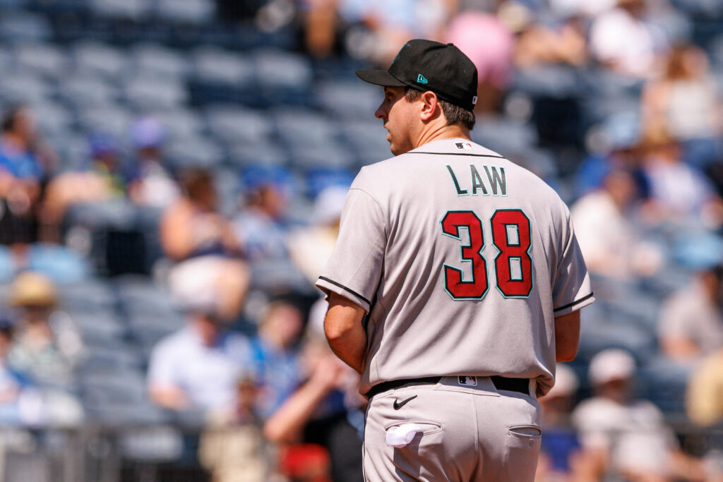 Derek Law elige la agencia libre