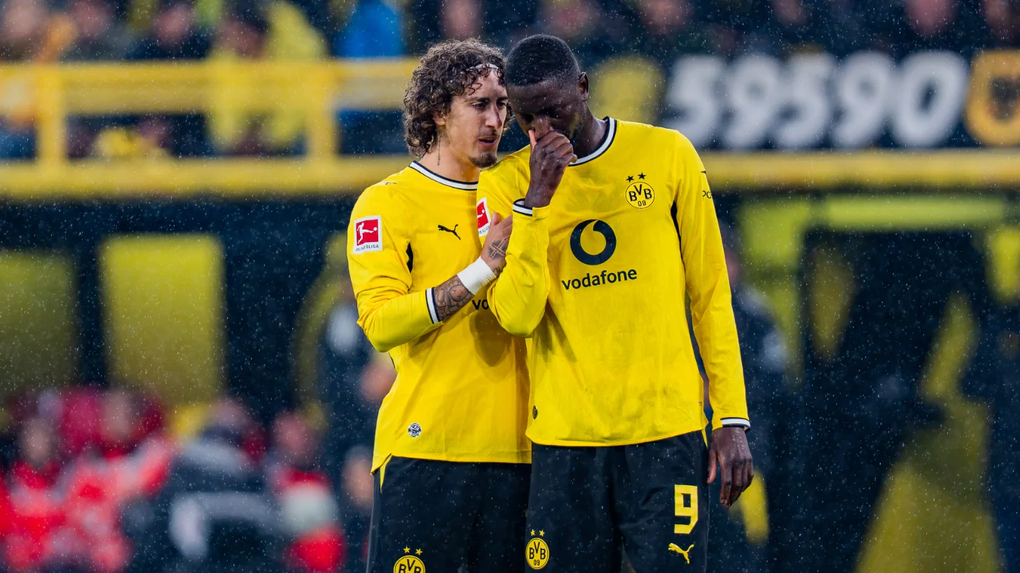 Jugadores del Borussia Dortmund sin ducharse en el estadio del Sabah FC por miedo a una enfermedad