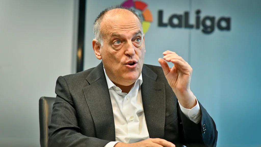 "Ils peuvent continuer à réclamer ma démission", la nueva respuesta de Tebas tras la pancarta hostil de los seguidores del Real Madrid