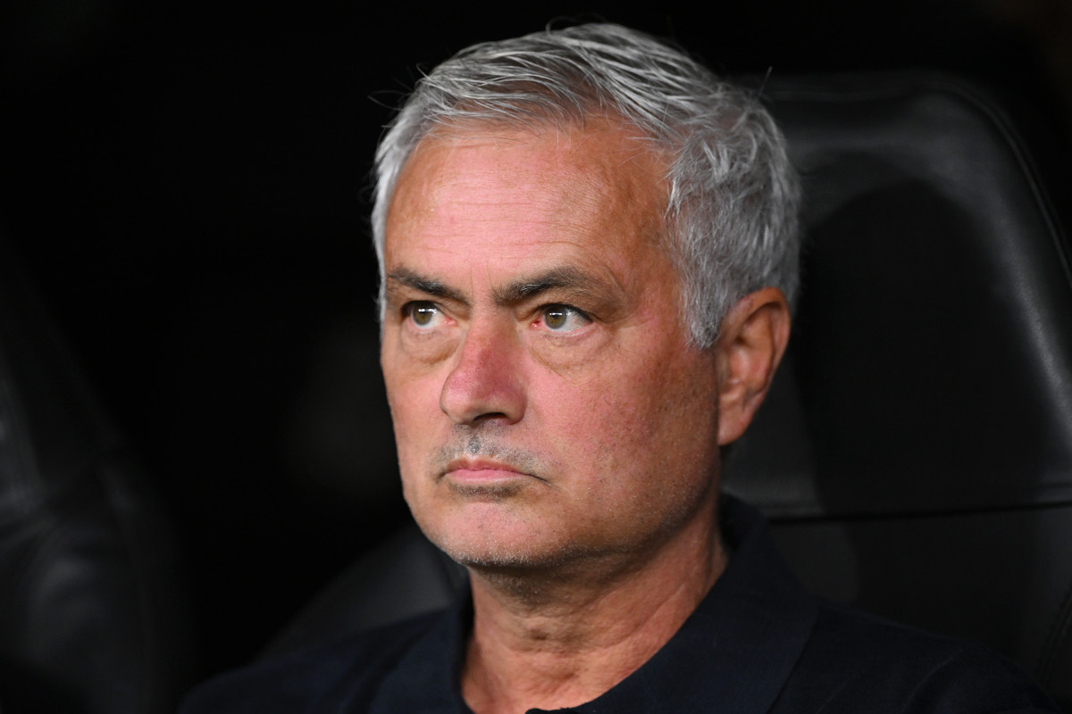 MADRID, ESPAÑA - 08 DE SEPTIEMBRE: José Mourinho, entrenador del Real Madrid, observa antes del partido fase de liga de la UEFA Champions League 2026/27 MD1 entre el Real Madrid C.F. y el FC Internazionale Milano...