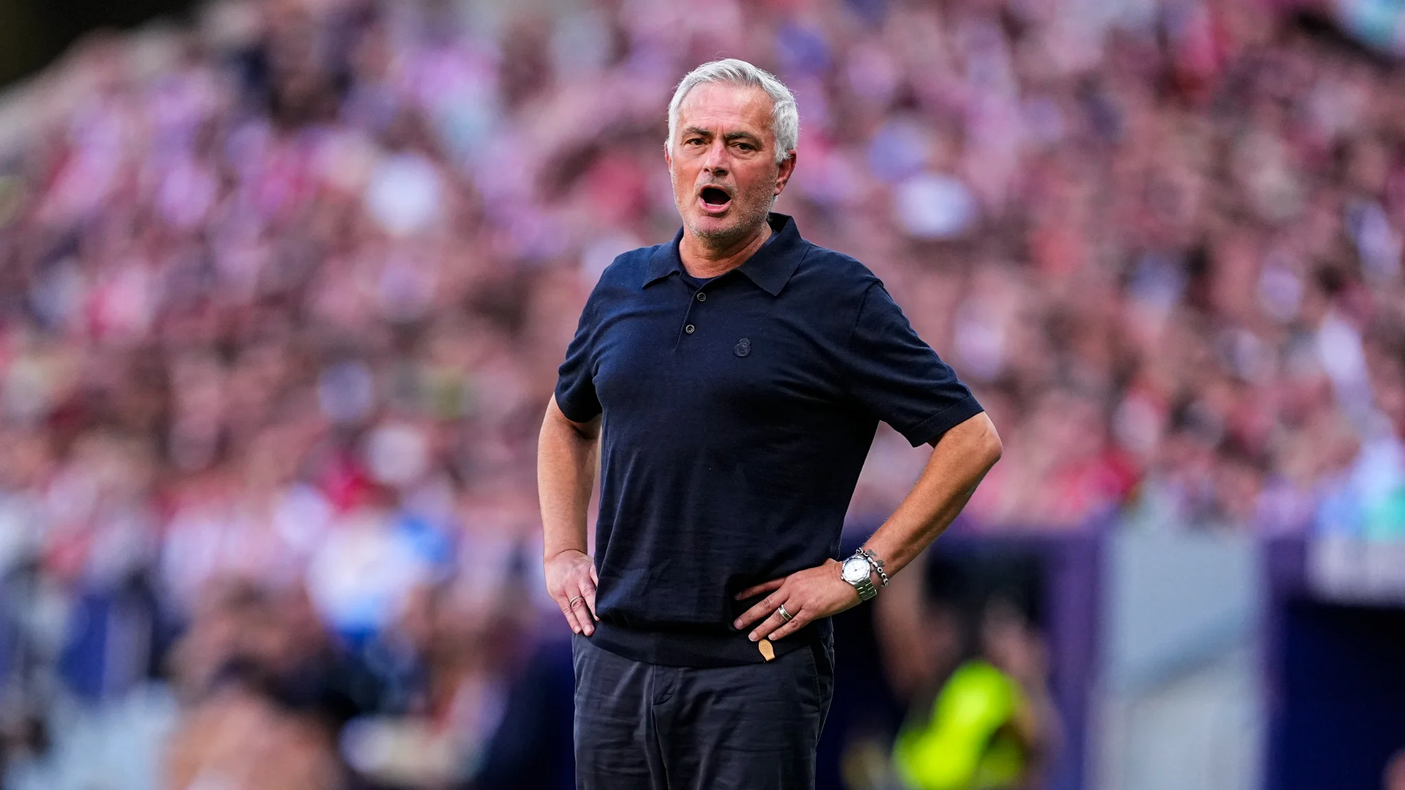 José Mourinho sonríe mientras habla sobre las sanciones al Manchester City.