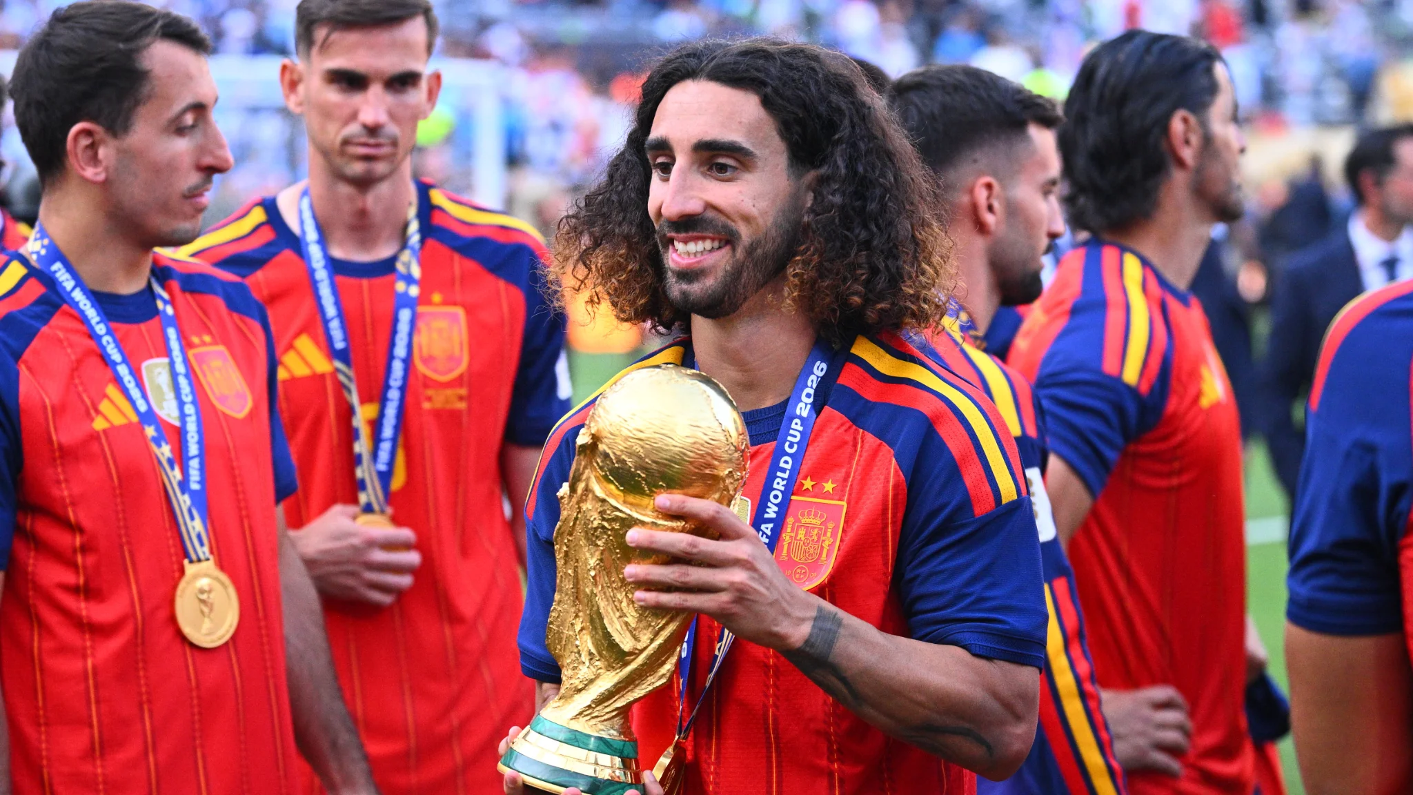 Marc Cucurella haciendo una broma sobre el Balón de Oro antes del encuentro España‑República Checa