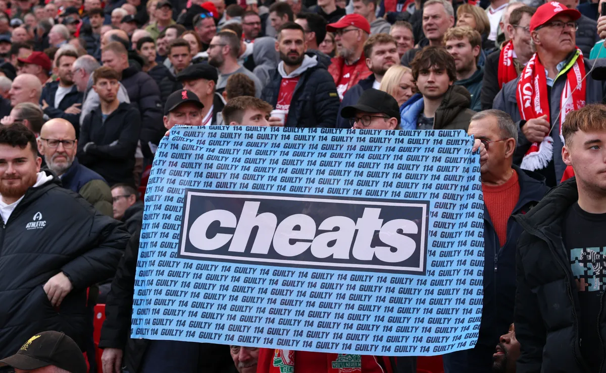 Aficionados del Liverpool parodian a Oasis contra el Manchester City por sentencia financiera