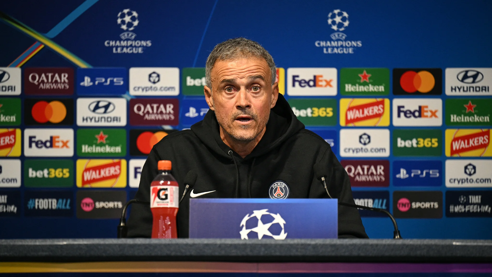 Luis Enrique, entrenador del PSG, muestra frustración por los debates del Balón de Oro.