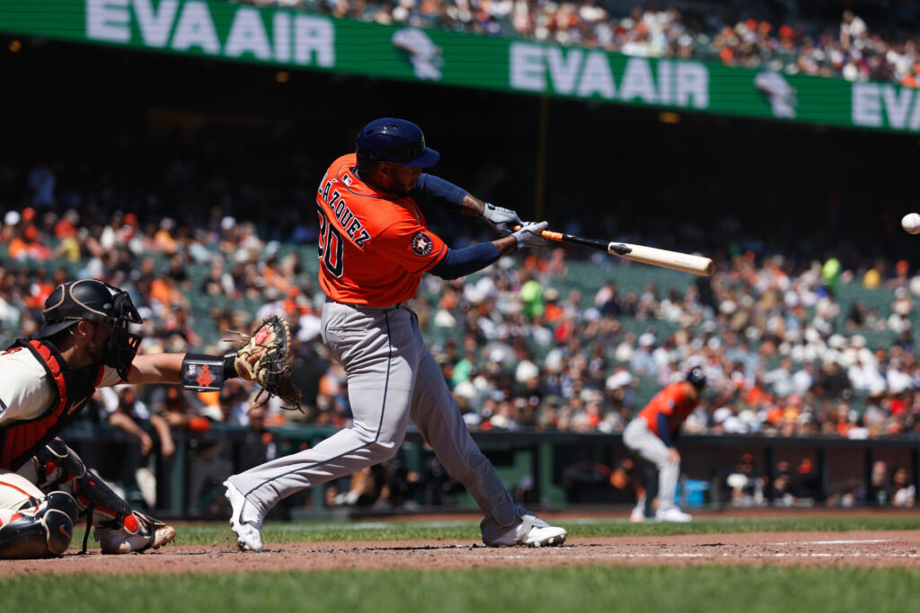 Astros liberan a Nelson Velázquez