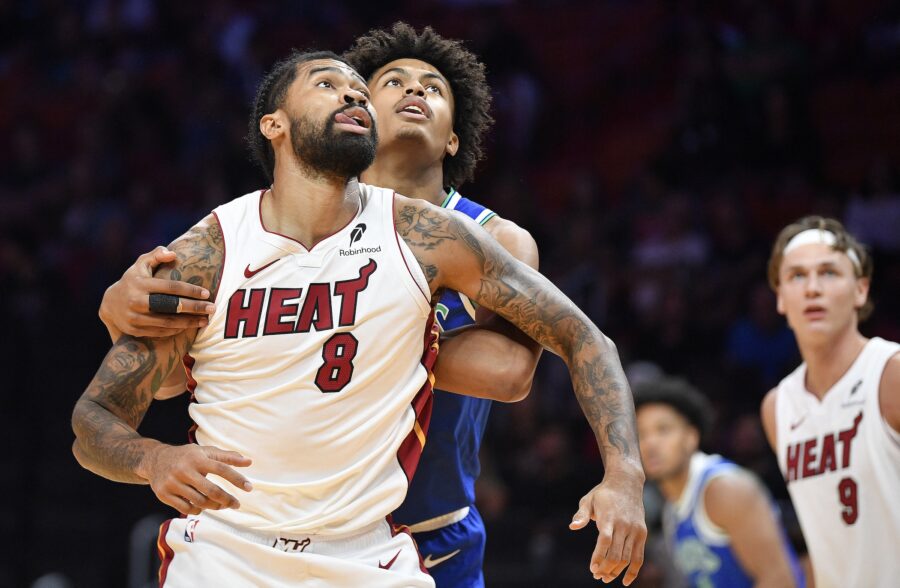 Nick Richards con uniforme de los Heat, salario 2026/27 garantizado