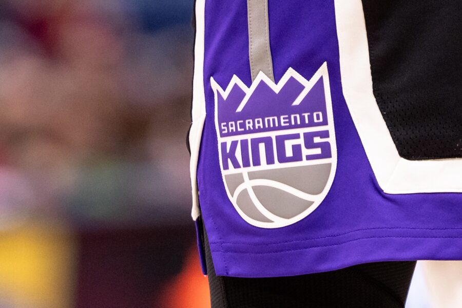 Imagen del anuncio de los Kings firmando a Trhae Mitchell