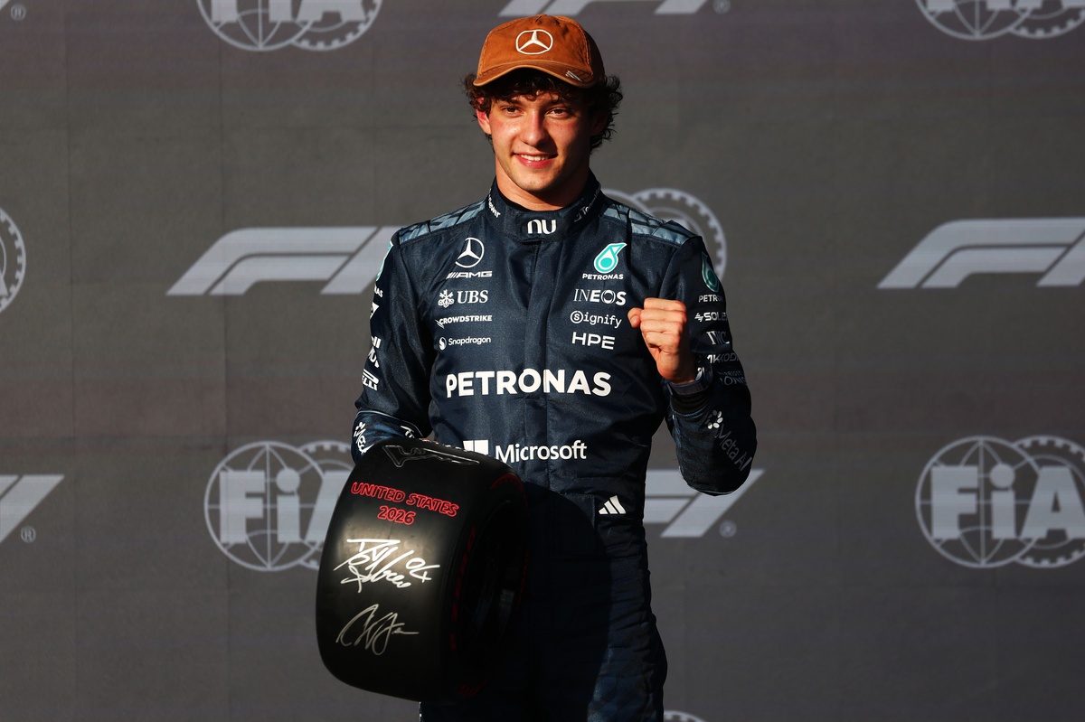 Kimi Antonelli takes pole with George Russell sixth