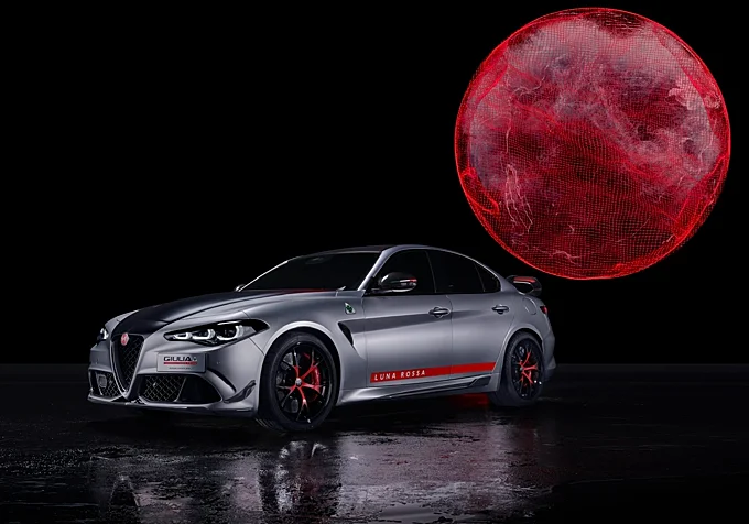 Diseño funcional que prioriza aerodinámica, con detalles rojos y fibra de carbono en alerones y foils.
