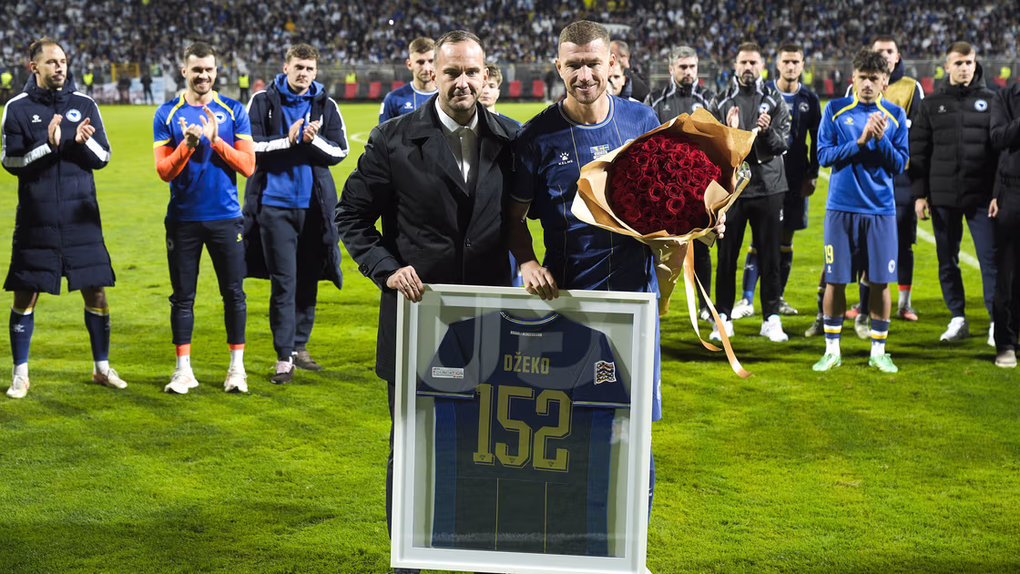 Edin Džeko despidiéndose emocionalmente del fútbol internacional en su último partido con Bosnia y Herzegovina