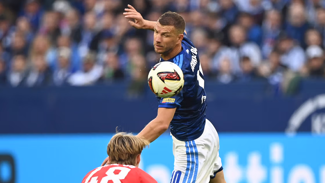 Edin Džeko sufre corte profundo en la cabeza en la derrota del Schalke ante Mainz