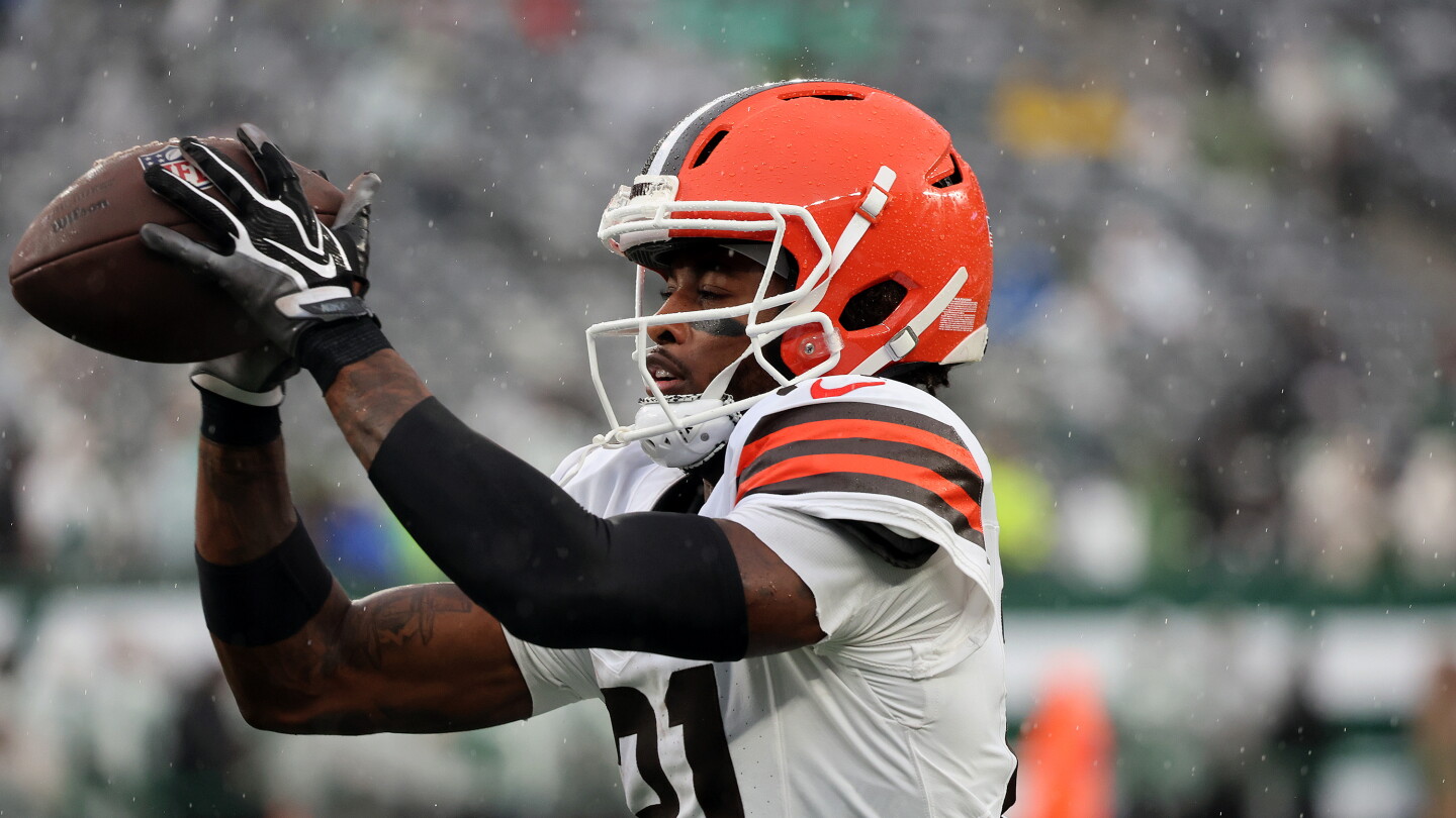 Los Browns listan a Denzel Ward como cuestionable por lesión en la mano