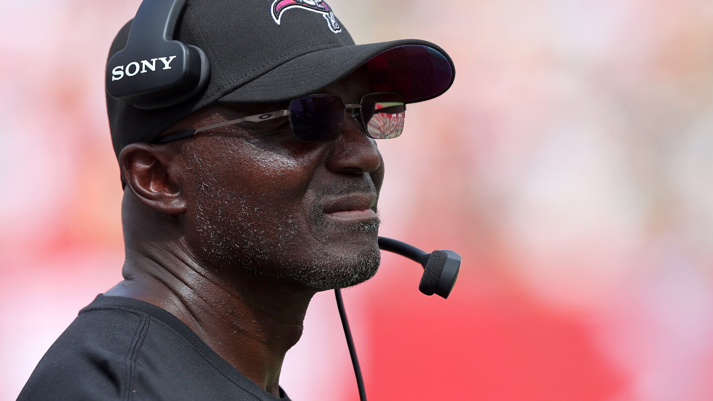 Entrenador de los Buccaneers, Todd Bowles, con el tiempo en contra para revertir la temporada