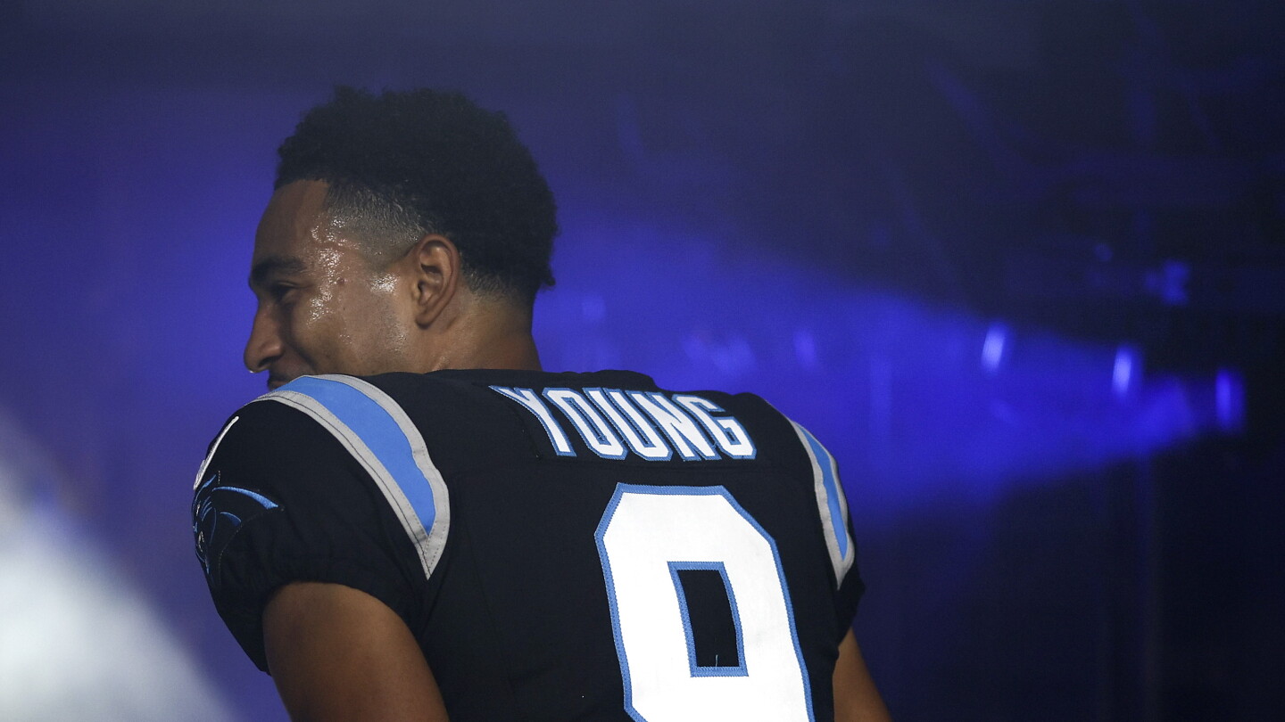 QB Bryce Young participó completo; RT Monroe Freeling y RB AJ Dillon no entrenaron.