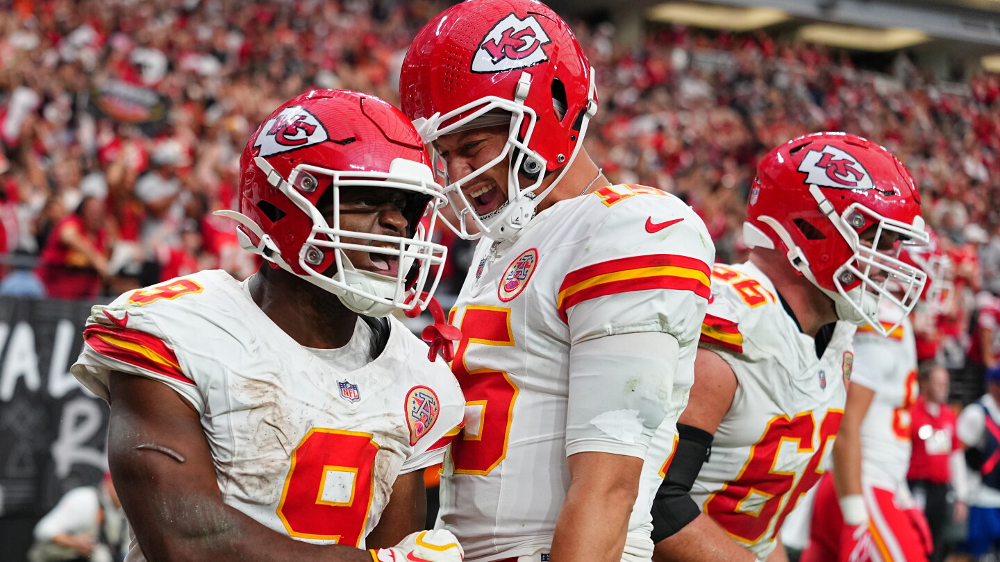 Kenneth Walker corre 177 yardas, dos TDs, Chiefs vencen a Raiders 30-27