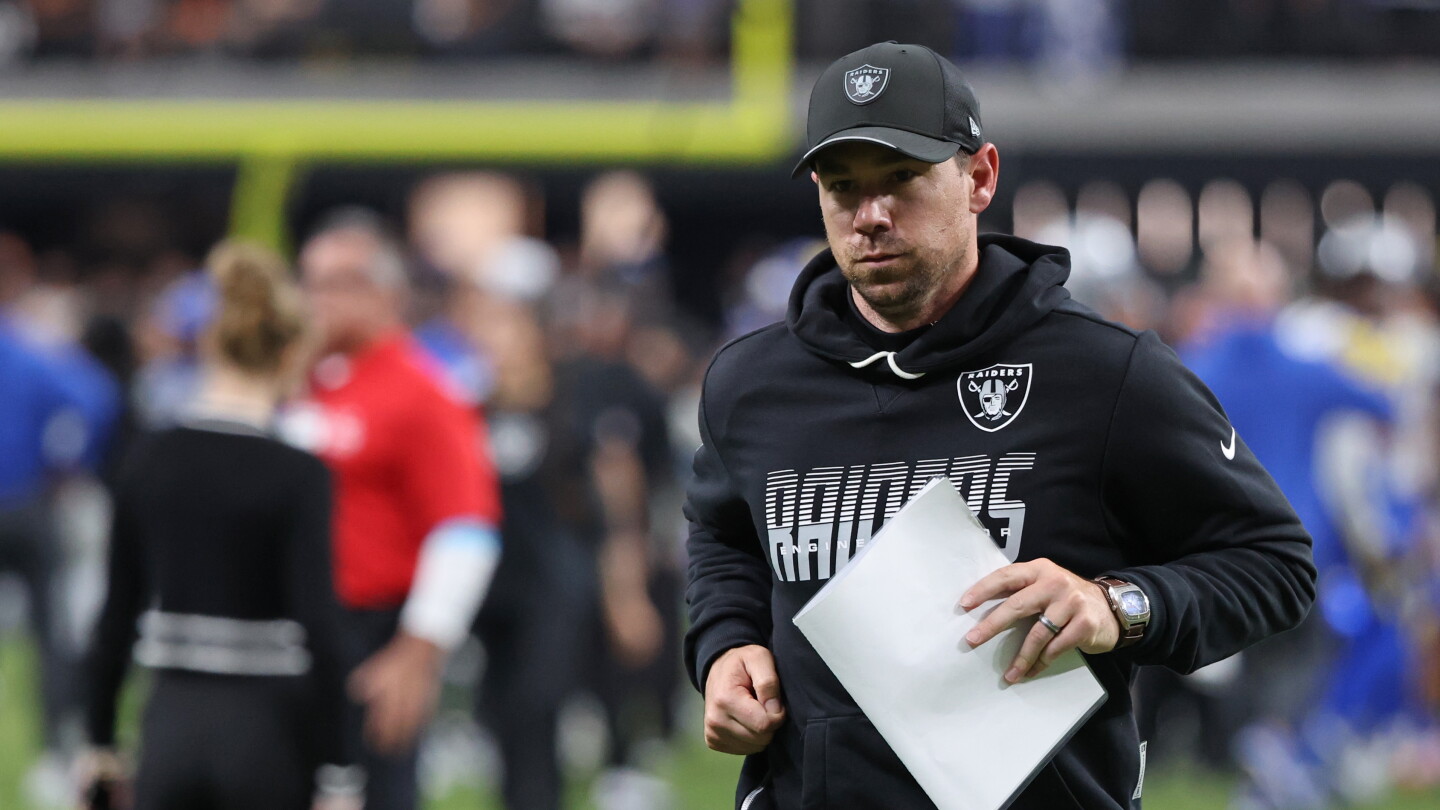 Klint Kubiak sobre cambio de QB: buscamos arreglar todos los problemas