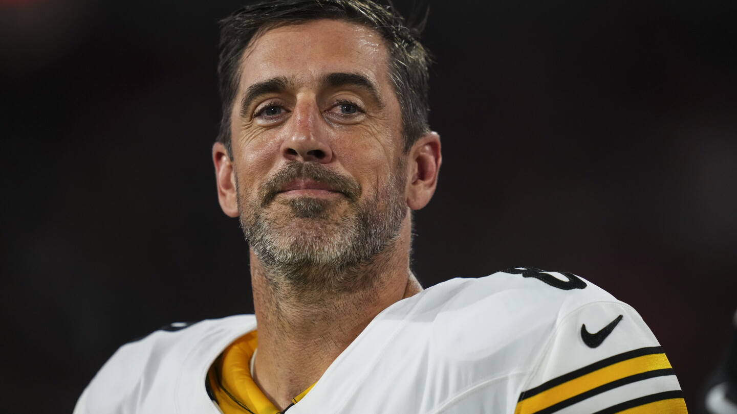 Aaron Rodgers no comenta si los llamados de jugada llegan rápido suficiente.
