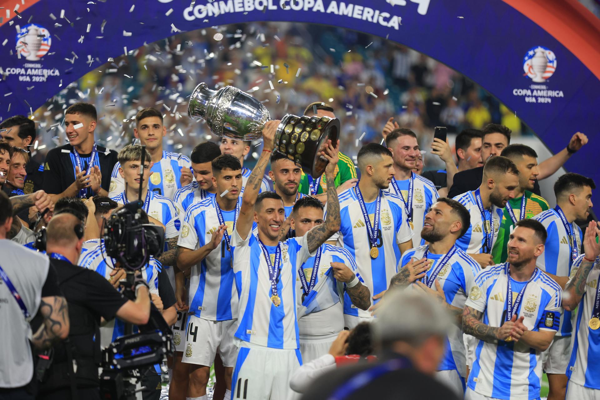 Ángel Di María levanta la Copa América tras vencer 1‑0 a Colombia el 14 de julio en el Hard Rock Stadium, Miami Gardens, EE.UU.