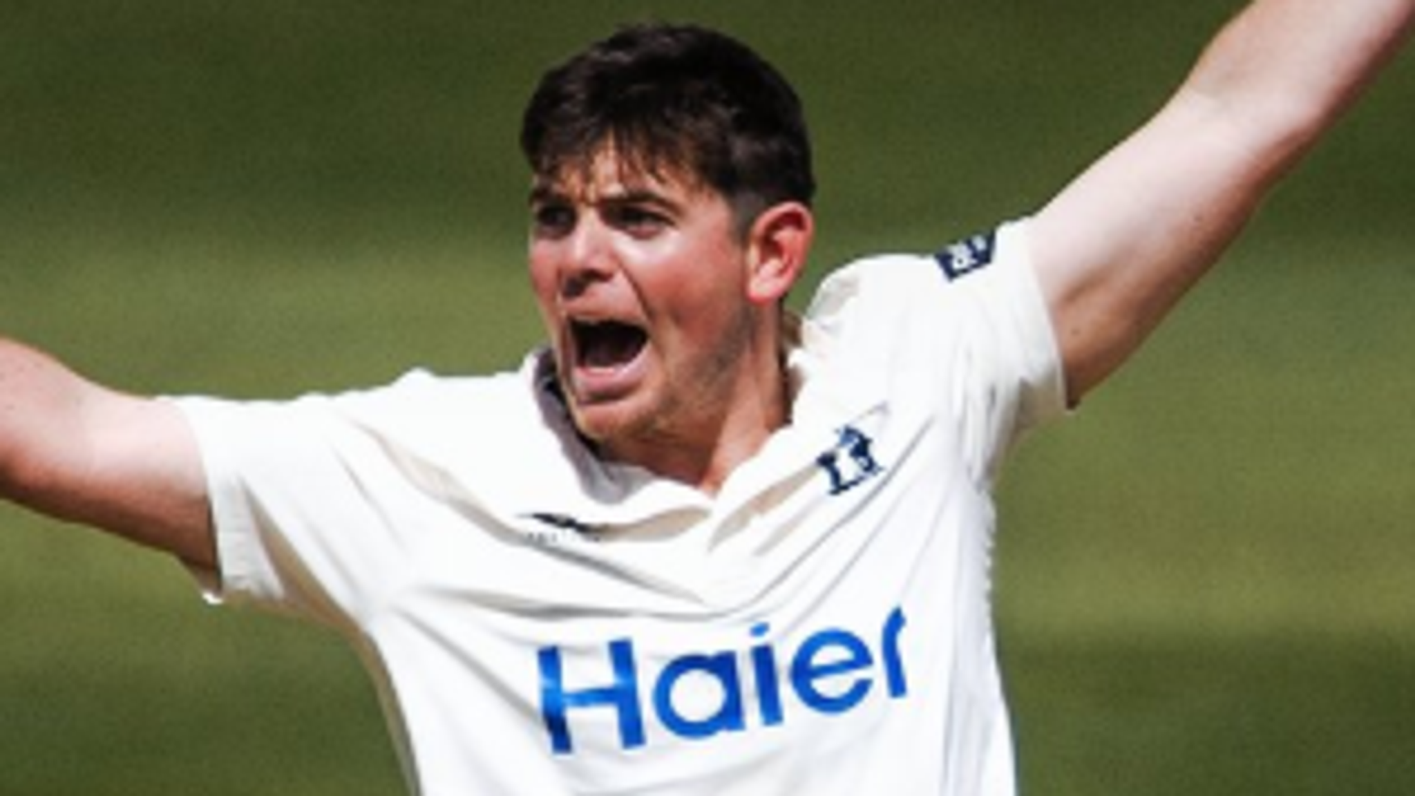 Bamber con cifras de 9‑94 mientras Warwickshire vencía a Leicestershire y aseguraba el título.