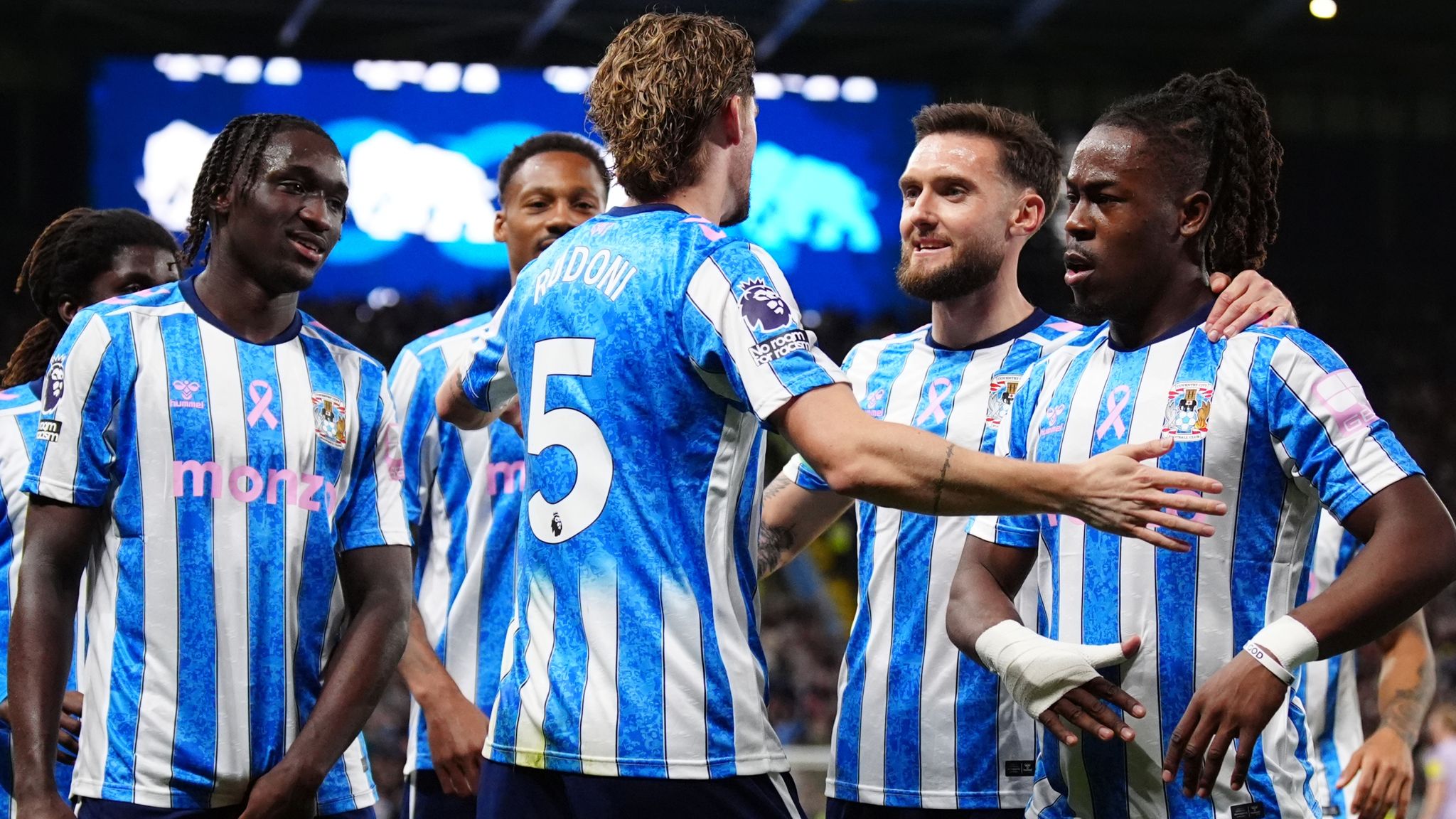 Celebración de Rudoni tras abrir el marcador y encaminar a Coventry a su primera victoria en casa de la temporada