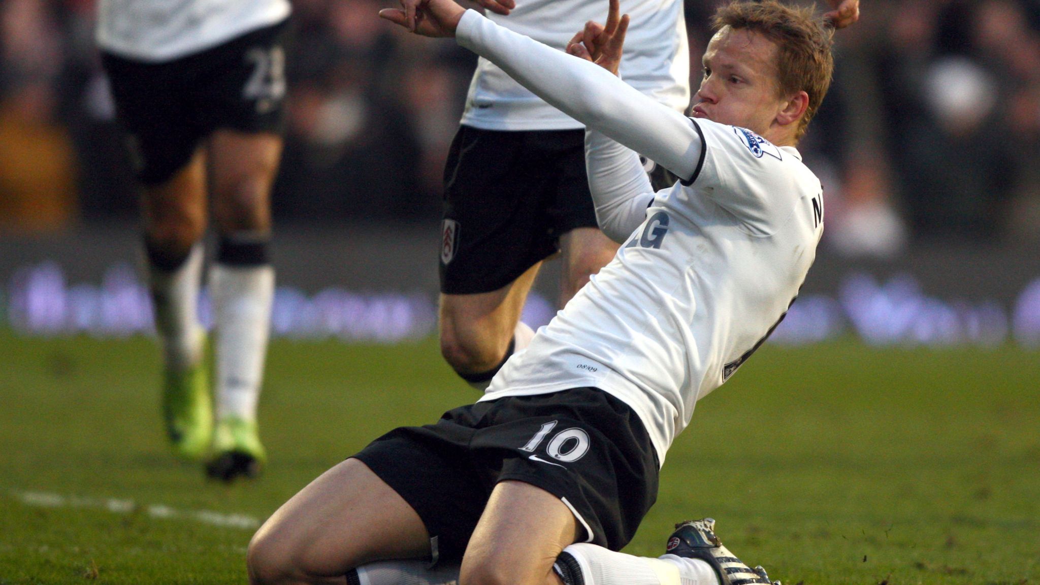 Erik Nevland celebra un gol para el Fulham durante sus días en la Premier League