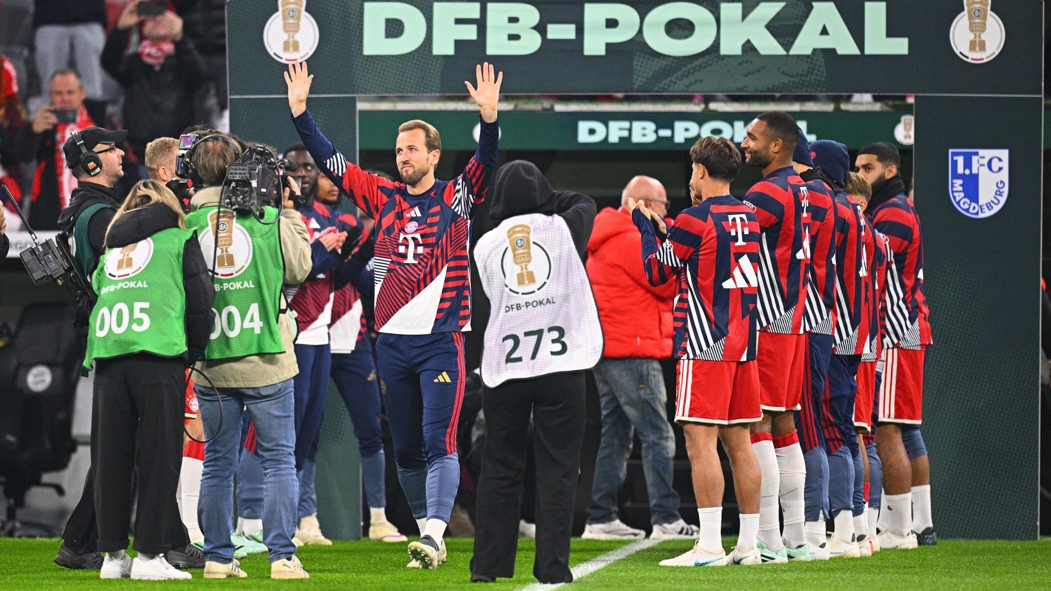 Harry Kane saludando a los aficionados mientras recibe una guardia de honor contra Magdeburgo