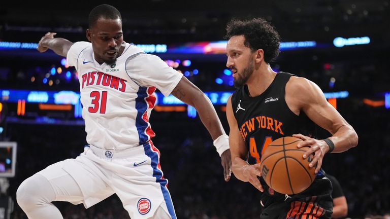 Javonte Green de los Pistons defiende a Landry Shamet de los Knicks (AP Photo/Frank Franklin II)
