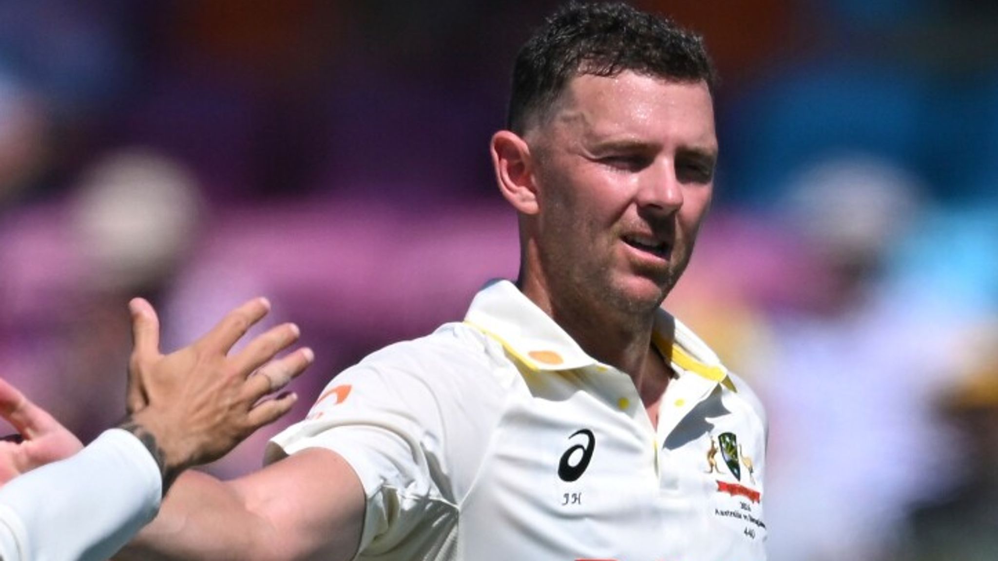 Josh Hazlewood obtuvo sus mejores cifras Test (6‑49) mientras Australia ganaba por 214 carreras en Durban