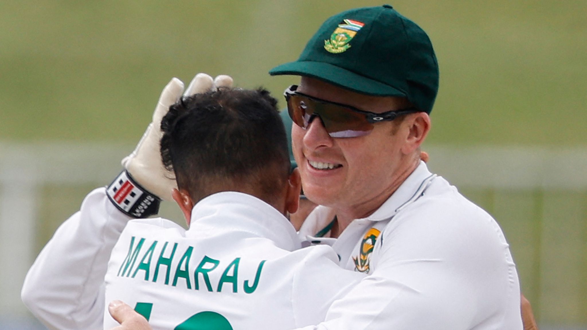 Los gemelos spinner sudafricanos Keshav Maharaj y Simon Harmer no lograron impactar en el primer Test