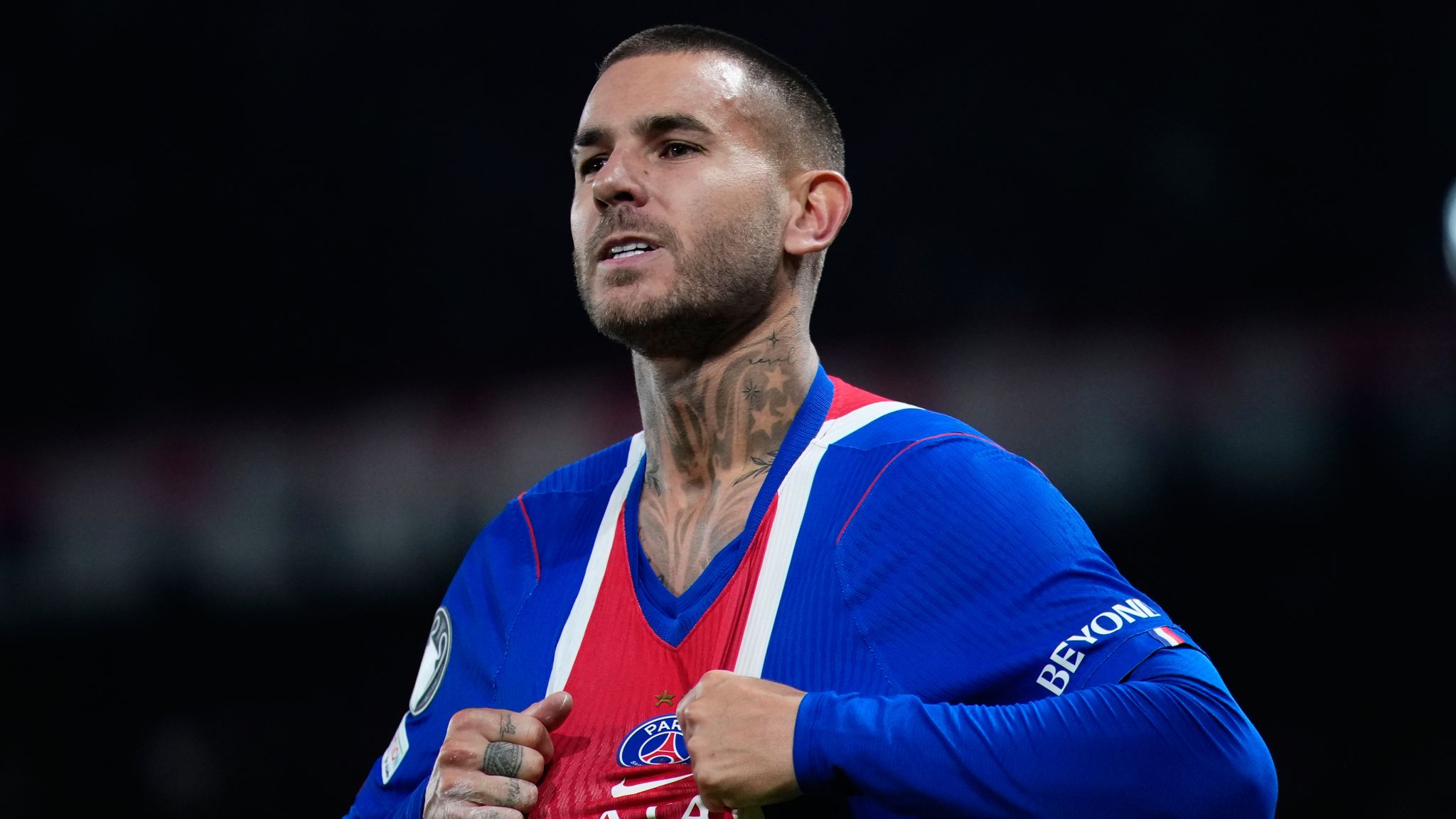 Lucas Hernández abre el marcador 2-1 con un potente cabezazo.