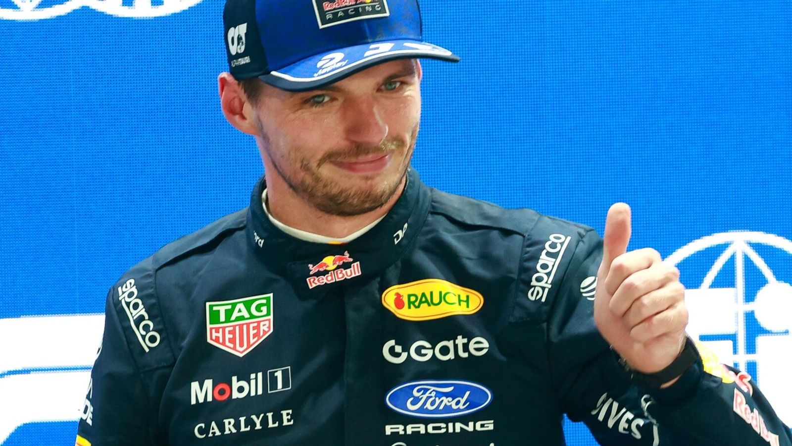 Max Verstappen mantuvo su racha y se alzó con la pole para el Sprint del GP de Singapur, manteniéndola tras evitar una sanción.