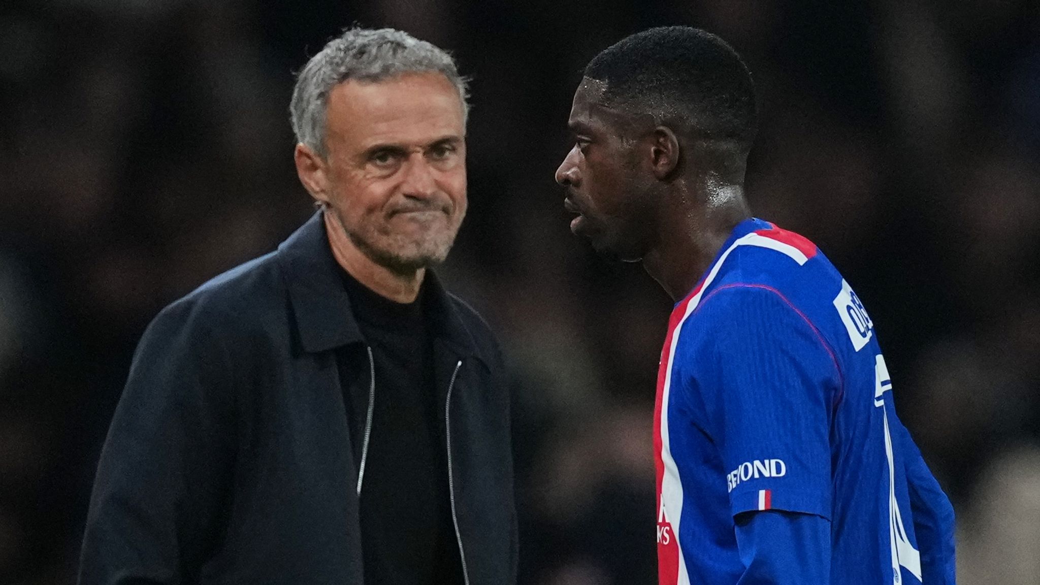Ousmane Dembélé abandona el campo con sospecha de lesión muscular a los 20 minutos.