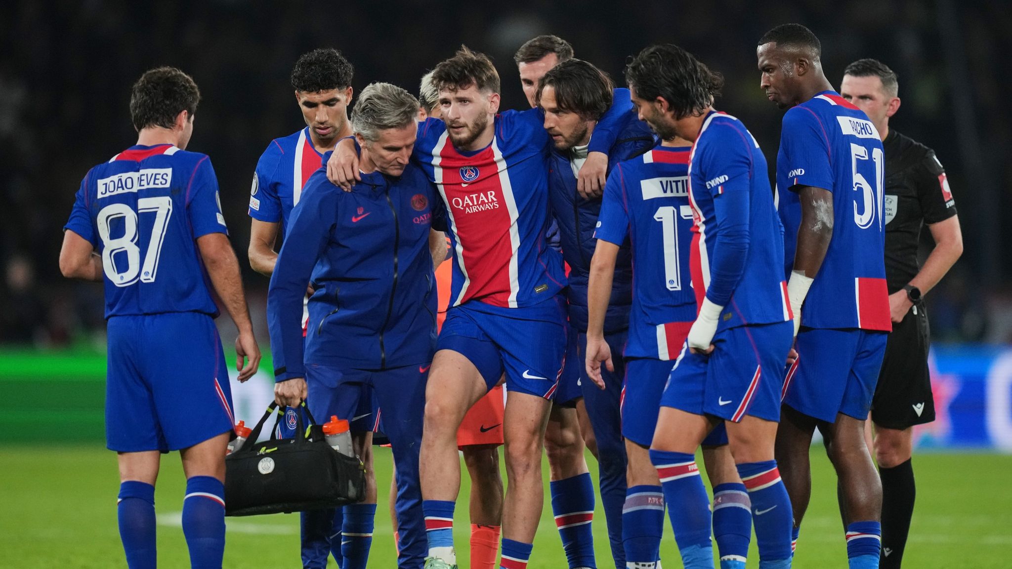 Khvicha Kvaratskhelia del PSG es asistido fuera del terreno tras una lesión justo antes del minuto 60.