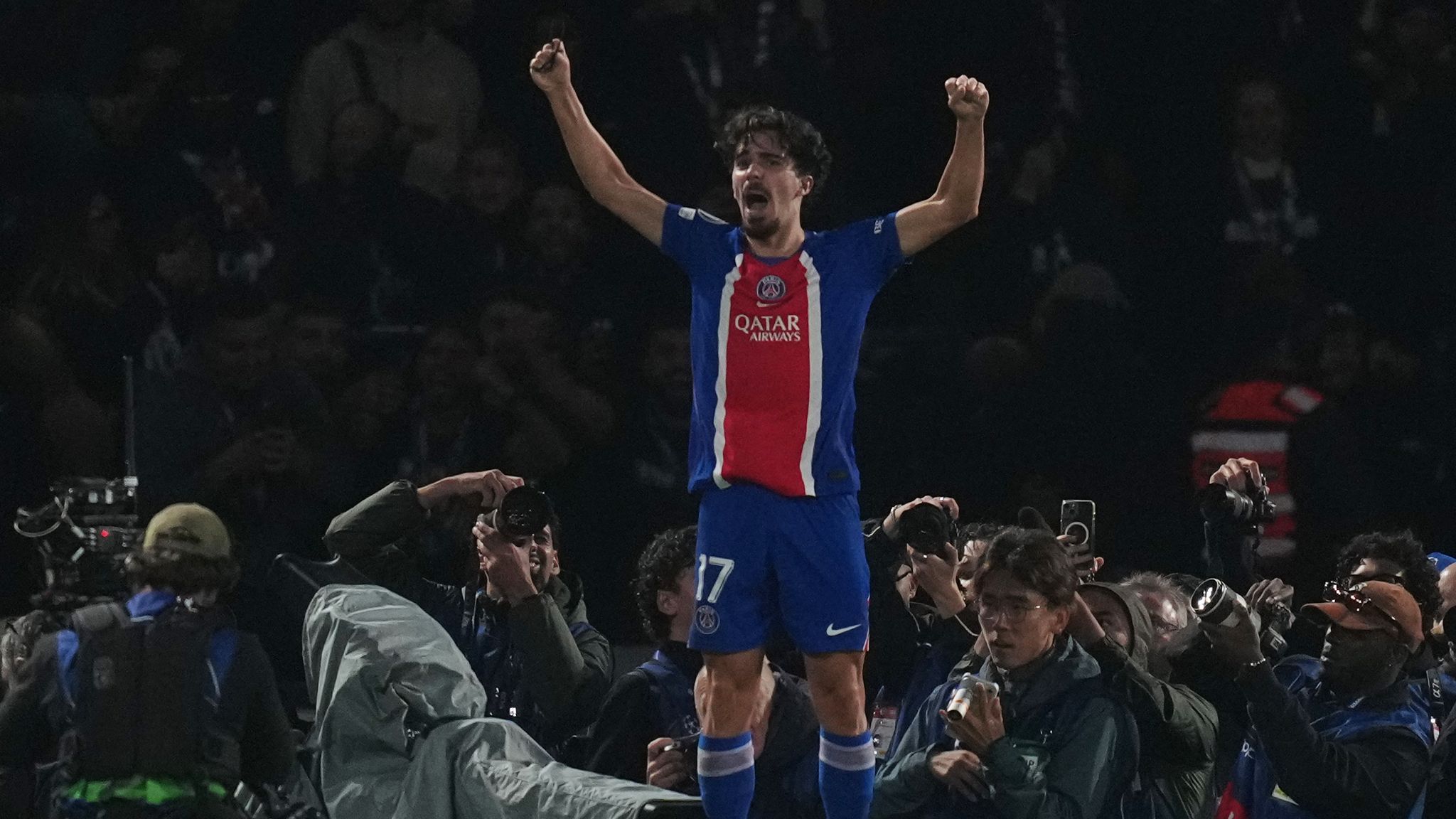 Vitinha celebra frente a la afición del PSG tras restaurar la ventaja.