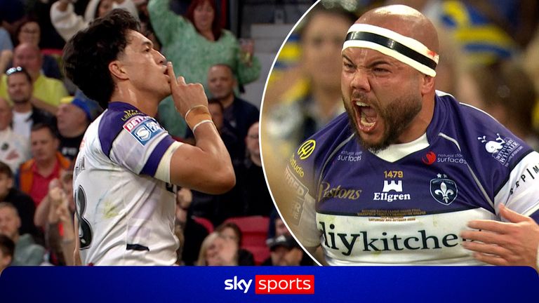 Wakefield take the lead against Warrington after an incredible pass from Lachlan Walmsley sets up Cameron Scott in the corner