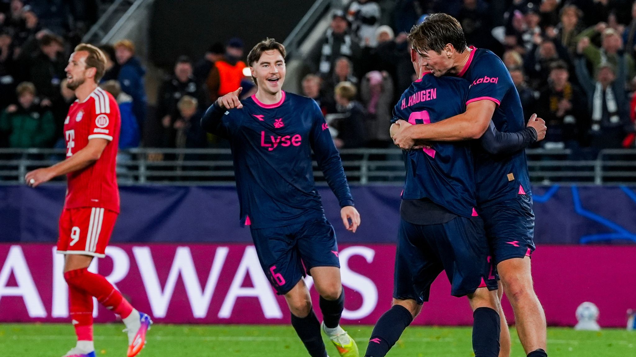 Viking celebra su gol de empate tardío contra el Bayern Munich mientras Harry Kane observa