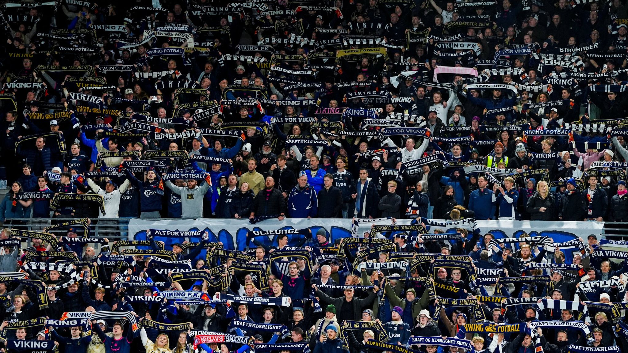 Aficionados de Viking animan al equipo durante el partido contra el Bayern Munich