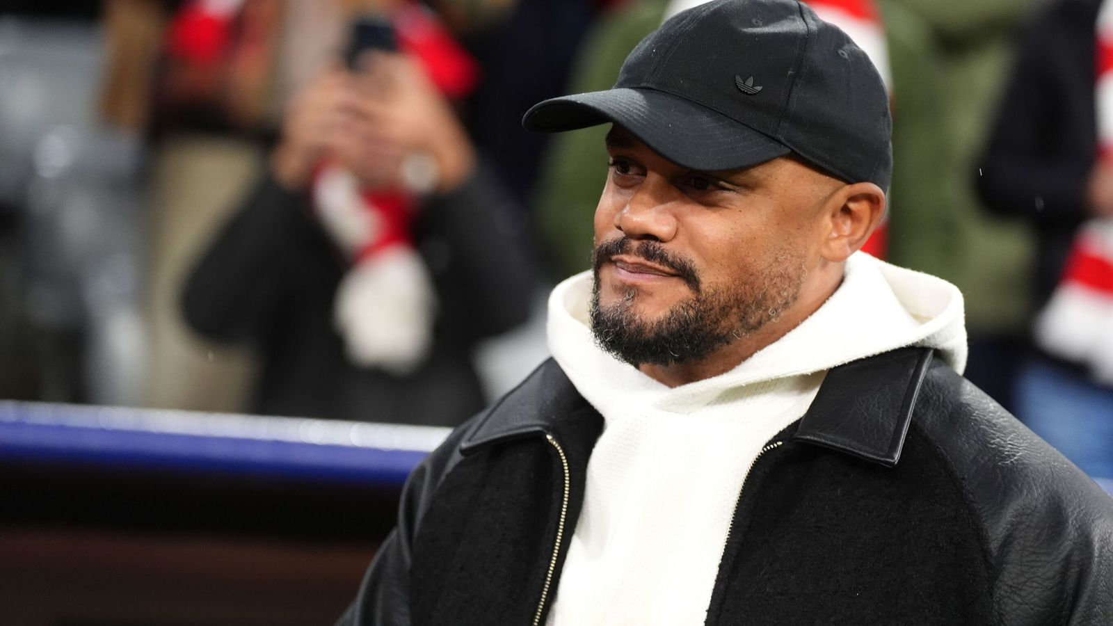 Vincent Kompany, entrenador del Bayern, dado de alta tras colapsar en la práctica