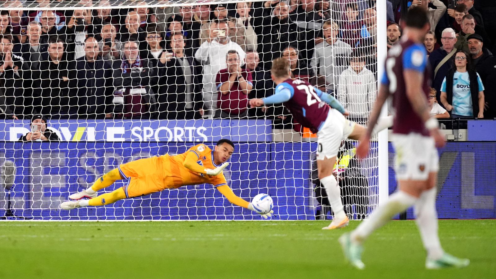 West Ham United vs Queens Park Rangers; Sky Bet Championship: West Ham 1-1 QPR: penalti de tiempo añadido de Jarrod Bowen detenido por Pierce Charles mientras los Hammers se mantenían en casa tras la pausa internacional