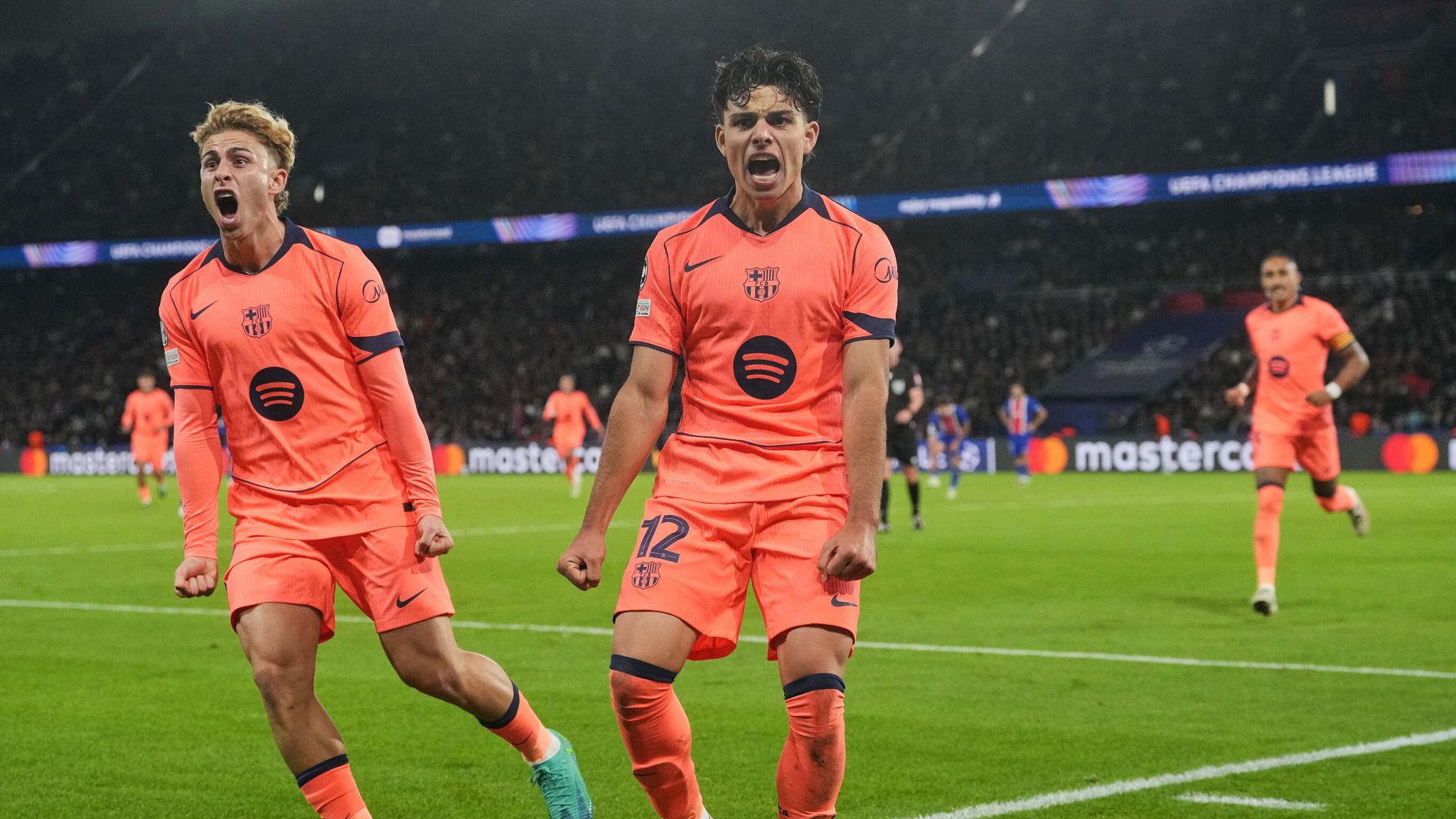 Xavi Espart, joven del Barcelona, iguala al comienzo de la segunda mitad.