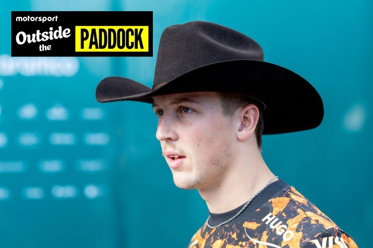 Liam Lawson muestra guitarra edición limitada antes de su actuación en Austin